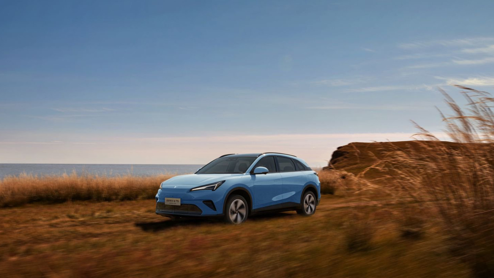 十万出头家用 SUV 怎么选 深蓝 S05 够用极狐 T5 真超值