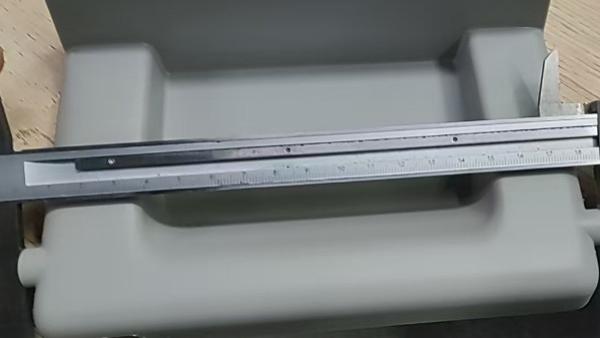 50 度硅胶喷手感油附着力差，优选 HJL-916-3 硅胶喷油处理剂