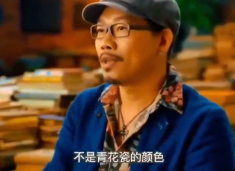 周杰伦的代表作之一《青花瓷》的开头一句:天青色等烟雨，而我在等你，炊烟袅袅升起，