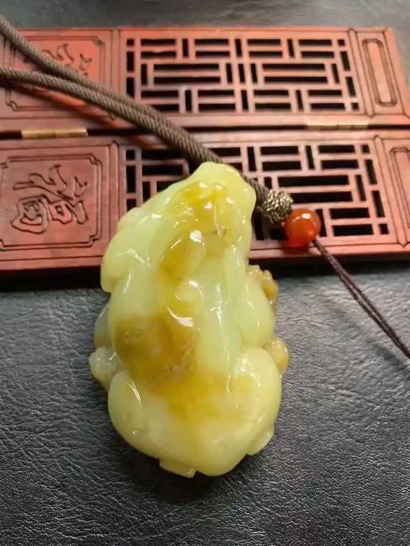 偏财出入杂气，意思就是在地支藏干里面，在辰戌丑未四地支中藏着偏财。这种偏财是最容