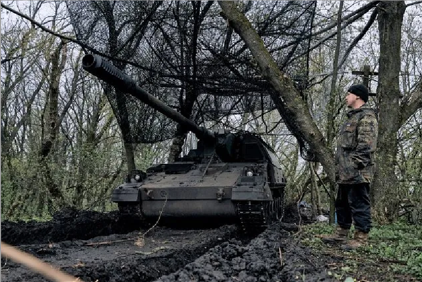 2023 年 4 月 13 日，一名乌克兰士兵站在巴赫穆特德国自行式火炮附近。 