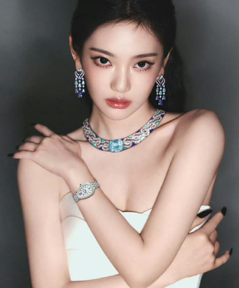 宁艺卓嘉人这组图不放大看不知道，放大看吓一跳
脖子上宝格丽未发售款高珠，价值一套