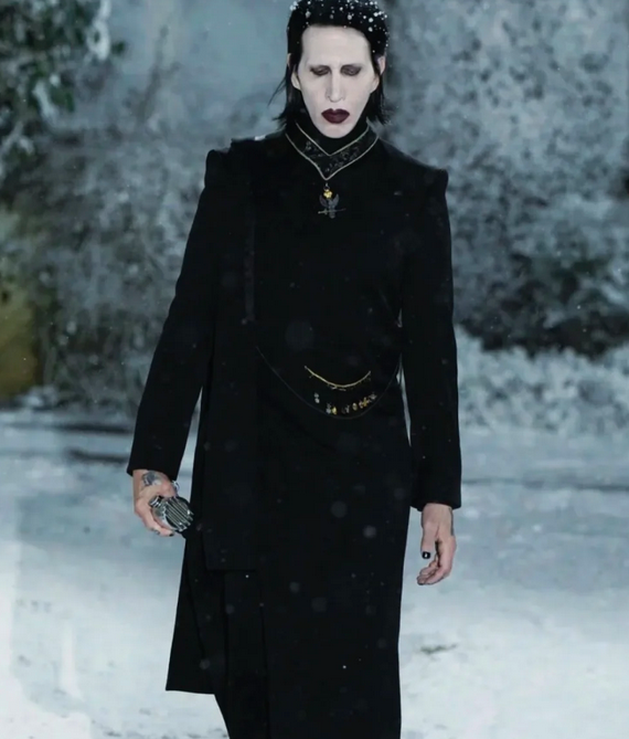 玛丽莲曼森亮相巴黎时装周走秀
他穿着那身神父般层叠的黑袍踏入秀场，搭配他那朋克的