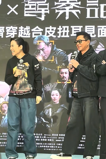 古天乐萱萱同台亮相！
在萱萱眼里古天乐永远都像小孩，两人自然拧耳朵太大胆了，真不