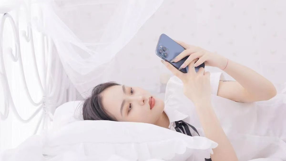 为什么躺着看书看手机对眼睛危害很大？