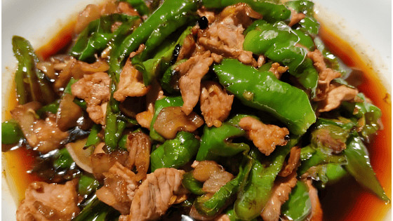 费大厨VS谢光头，谁家辣椒炒肉更胜一筹？