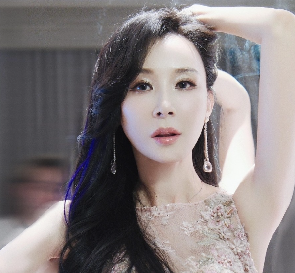 55岁的萧蔷冲上了热搜
这次不是因为舞台，而是她被网友扒出视频，170cm身高的