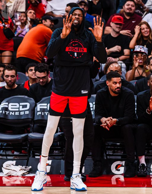 爵士vs火箭的比赛阿门抢断大风车暴扣，场边的杜兰特伸出手指打9分，杜指导还是太严