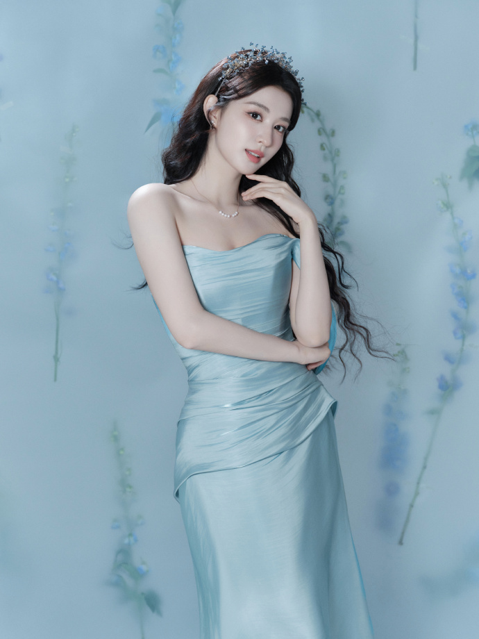 一袭蓝裙惊艳出圈，王楚然的“幽蓝花仙”美在哪？