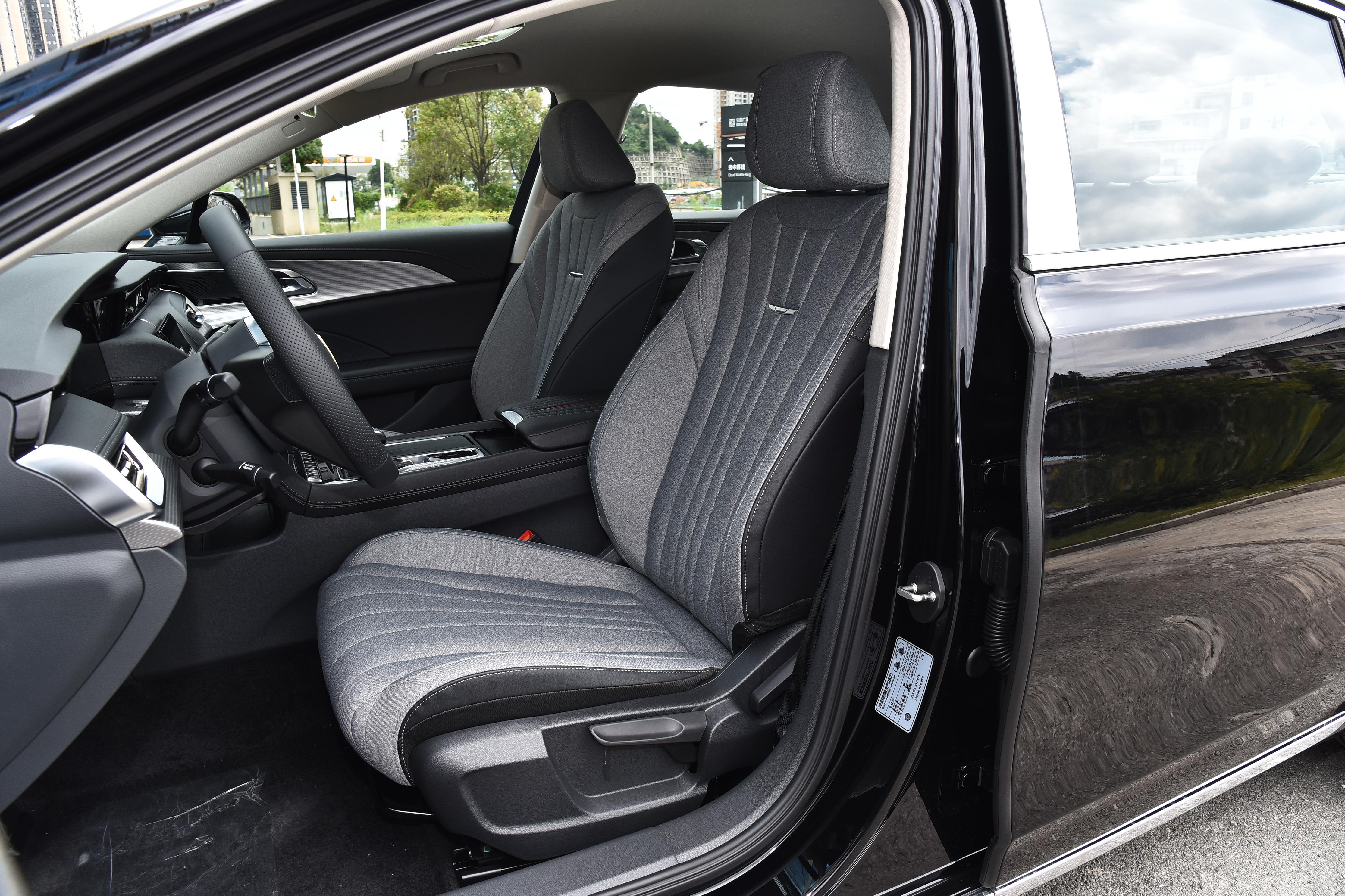 7 到 11 万买红旗 H5，最大优势就是气场足、面子够。外观大气，开出去挺体面