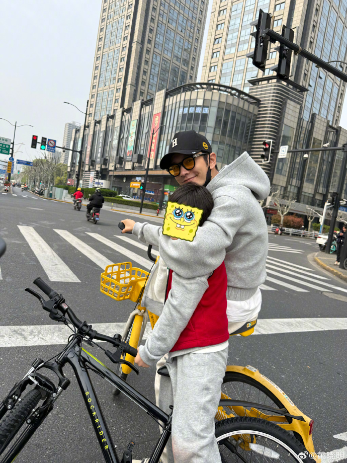 晓明晒自己和儿子小海绵春日骑行，引发网友热议