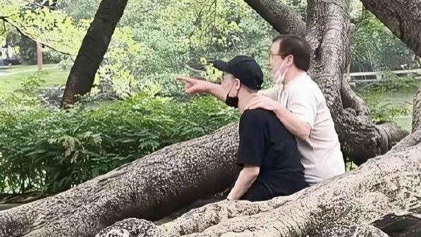 父子关系回春！成龙72岁生日惠州游玩，房祖名现身陪伴画面很温馨