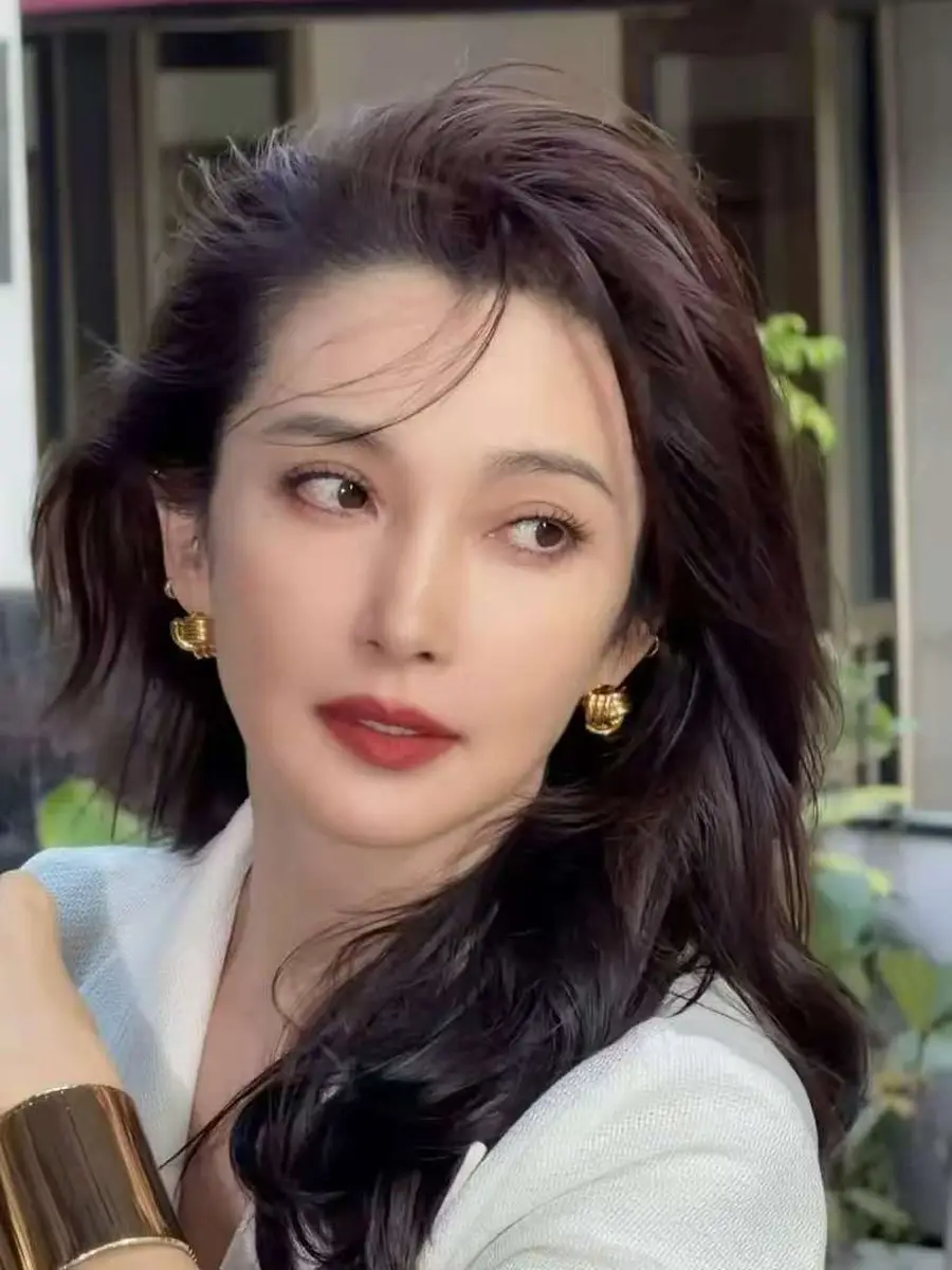 李冰冰穿白西装裙配慵懒卷发温婉大气 一颦一笑自带岁月优雅