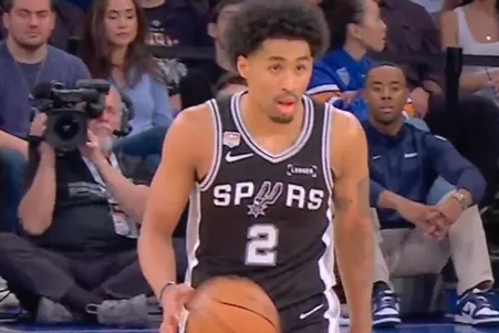 NBA总决赛第四场，马刺对阵尼克斯的比赛正在进行中。
第二节比赛中，哈珀360度