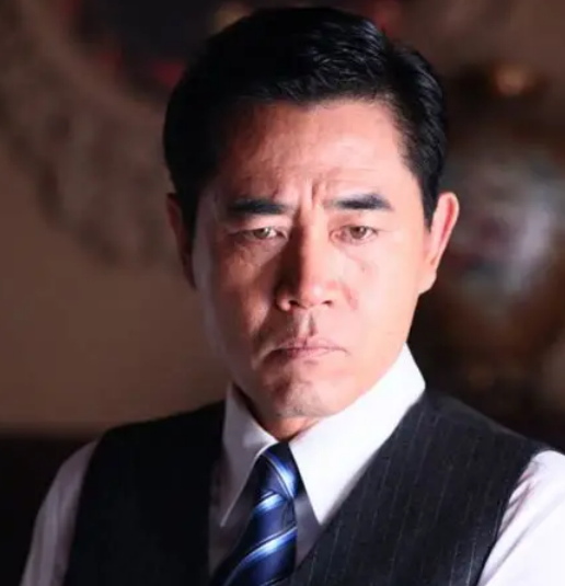 陈宝国1956年出生在北京
1978年从中戏毕业后一步步靠实力站稳脚跟，《大宅门