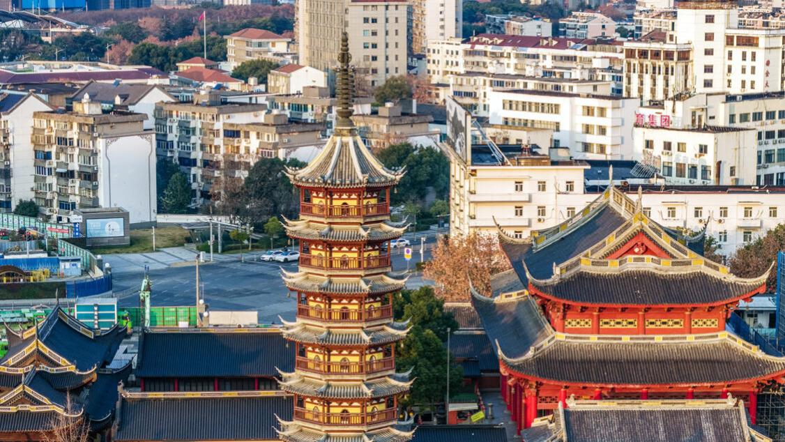 南朝古刹藏闹市，妙光金铎十里响，无锡南禅烟火浓