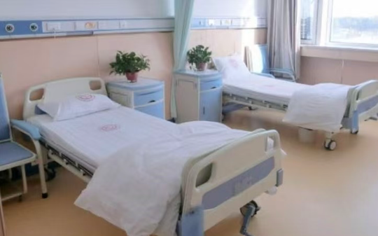 医药代表极力给医院推荐他们公司的高昂药，等自己母亲住院时他却强烈要求换药！