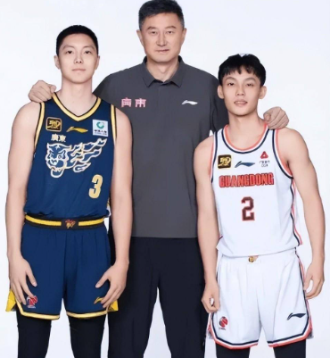 广东今晚正常发挥，不需要变阵，北京会自己犯错的，这种关键战役，周琦应该硬不起来，