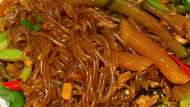 萝卜炖粉条：暖胃又管饱，这锅素菜香得连汤都想打包回家！