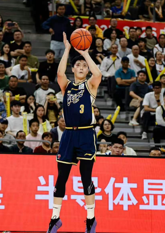 广东宏远今晚挑战山东高速，赛前两大外援缺席，杜锋还有这三大王牌
根据多家媒体消息