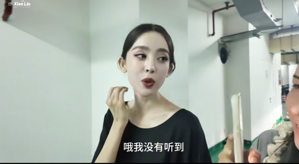 刷到娜扎这组生图真的美晕了！
        皮肤白到发光，头小脸小、高个子配精