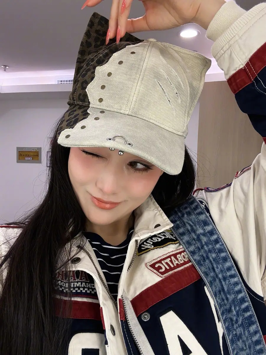 张馨予戴猫耳帽秒变野性猫系美人！妆容精致甜酷感十足