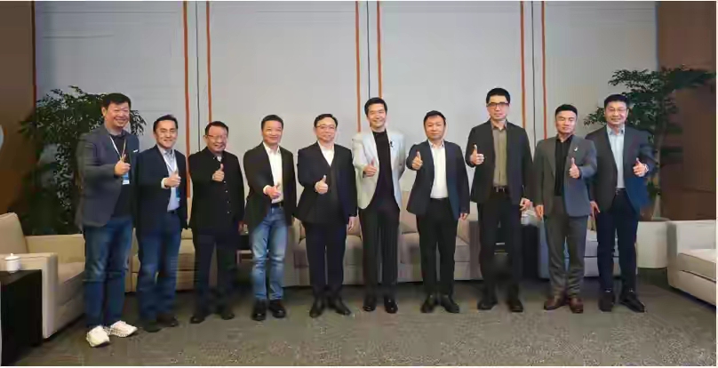 雷军直播回应！李斌魏建军为啥没来SU7发布会？原因曝光，网友：难怪