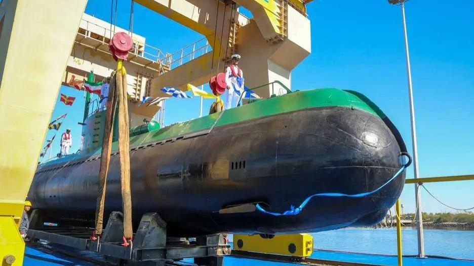 美军炸沉了伊朗最强潜艇？别被骗了！那艘沉船是假的，真正的“水下狼群”正在海底盯着美舰！