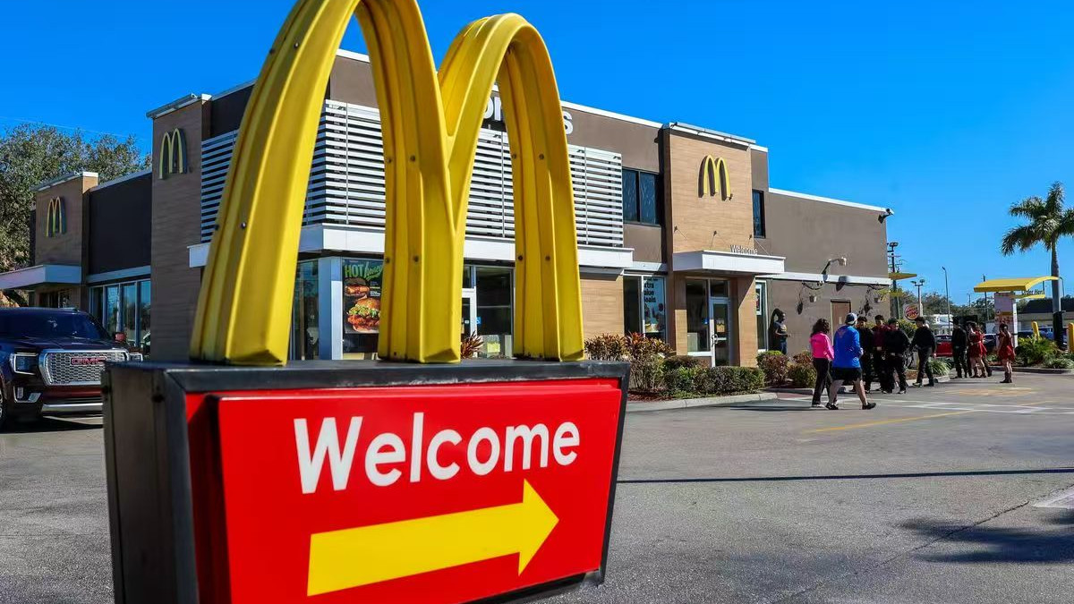 英国女子打卡全球最贵麦当劳，一顿花掉近600元，直呼“值了”