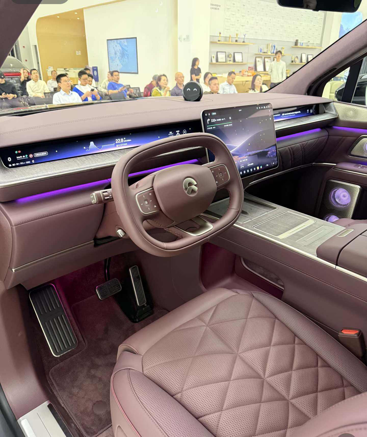 五米三的车长还不够，这回直接干了五米三六？你没看错，蔚来最新发布的这台ES9，车