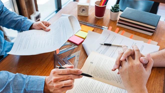 比尔·盖茨警告：AI时代，编程已死，英语成王