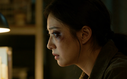 楼上半夜剁馅三月，我三次上门求和被骂怂，转身买共振音响开炸，隔天物业带警察来，我：谁先扰民谁认栽！