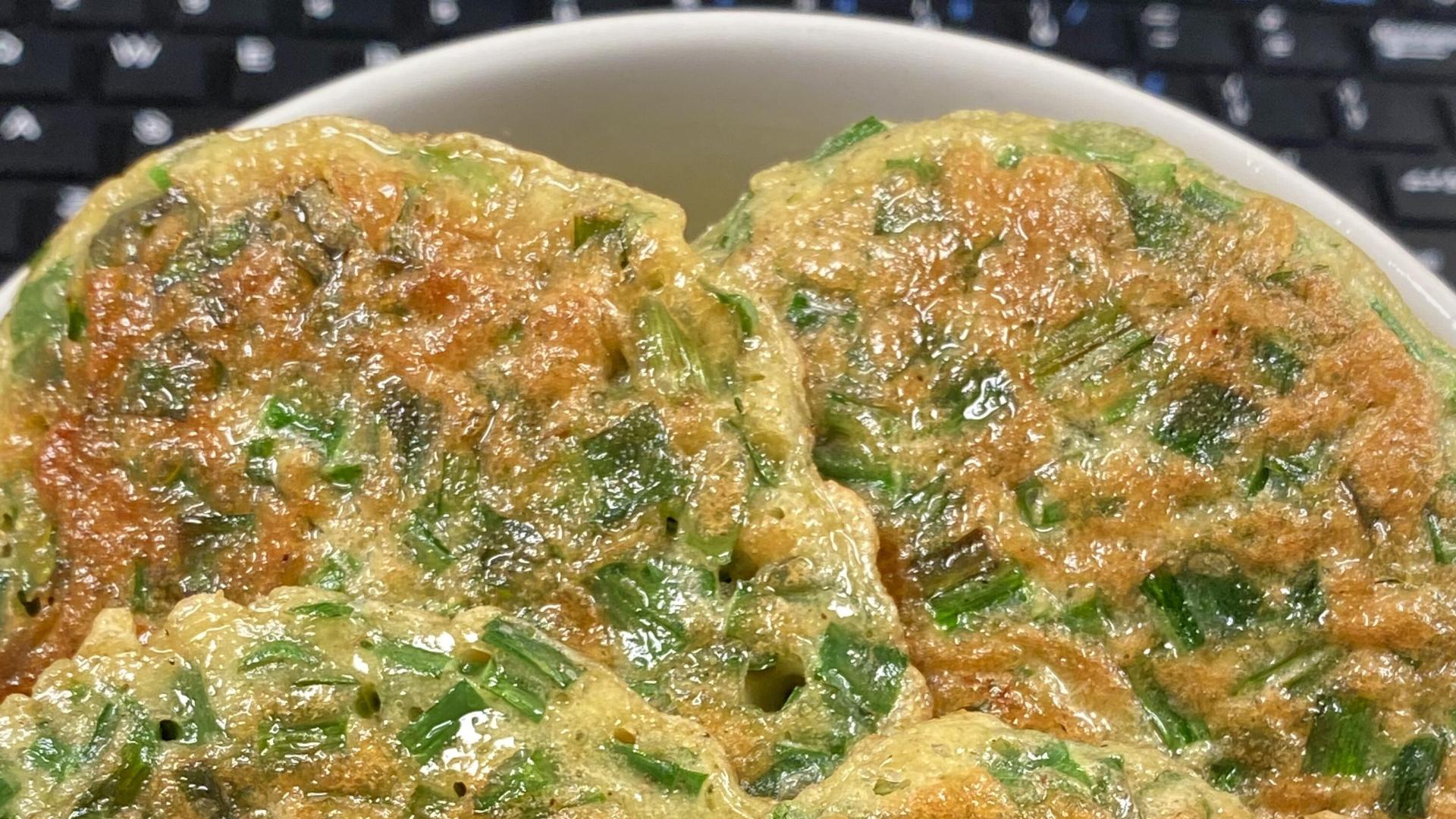 春天要多吃——韭菜鸡蛋饼！5分钟出锅，简单一煎，全家抢着吃！