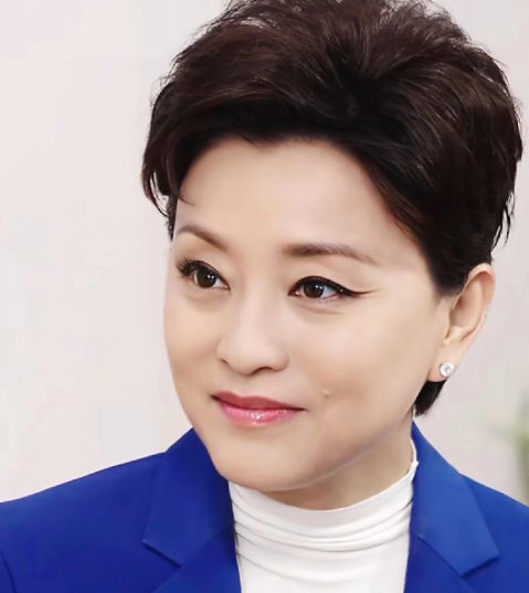 一向低调的杨澜突然在社交平台高调发文
字字句句都是感同身受和清醒，更有一种大气凛