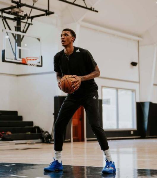 前NBA名宿丹尼格林在一档节目当中和主持人聊天。他们在谈到字母哥会被交易到哪里的