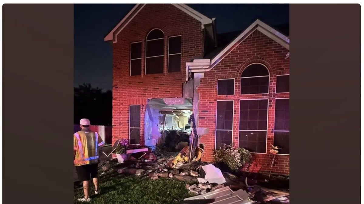 特斯拉冲进住宅致一人死亡，司机：FSD开着时失控了