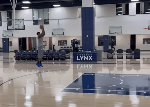 森林狼主帅克里斯-芬奇在球队训练后接受了媒体采访，谈到了安东尼-爱德华兹的伤病恢