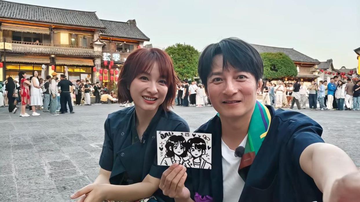 网友大理偶遇李维嘉吴昕！街头随性起舞画Q版合照，这才是真神仙友谊