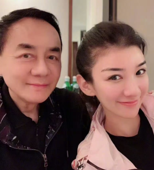 黄奕在长文中附上了几张照片
有父亲年轻时的旧照，浓眉大眼，十分帅气，也有一张她与