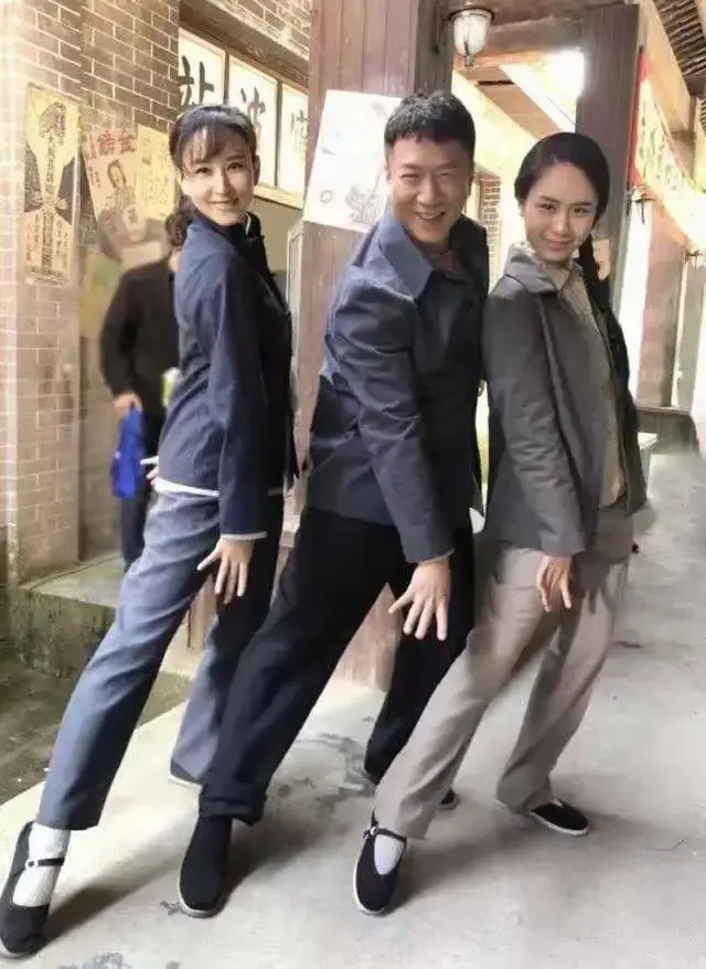 这三个演员早期照片，有人能认出来吗？