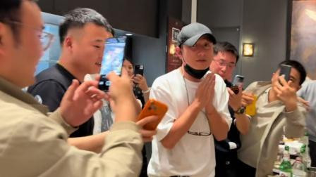 太现实！演员文章面馆开业，娱乐圈却只有一位明星送花篮祝贺