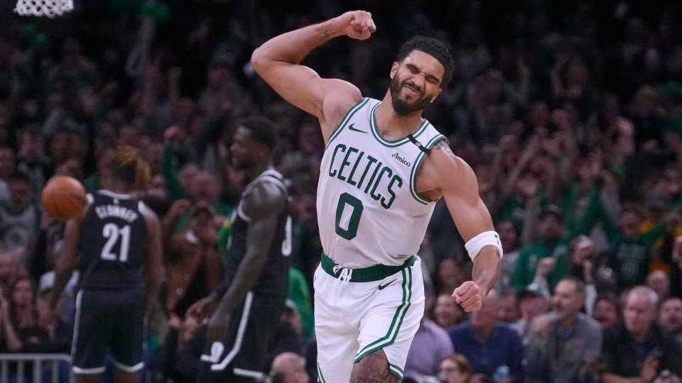 40分5板8助压哨绝杀，NBA第一+队史最佳！拒绝再谈FMVP更值得夸