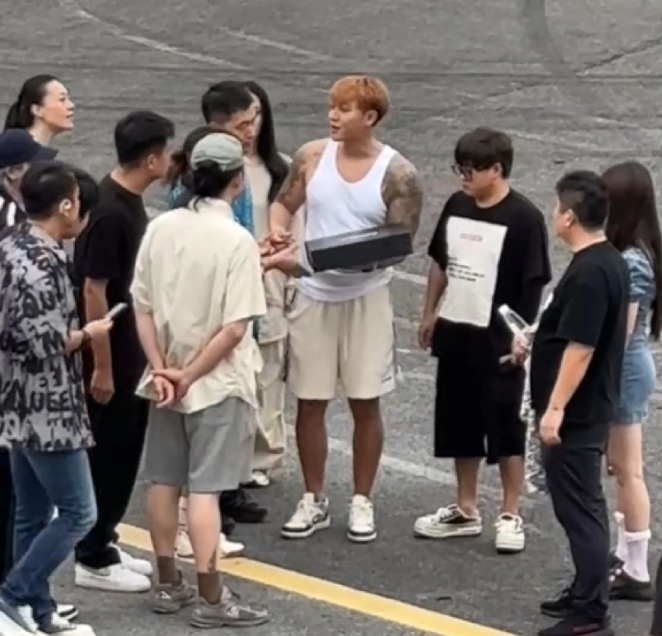 人群里的黄子韬壮的吓人
脑袋那么小的他，身上肌肉那么大块，看起来比例都不对了，感