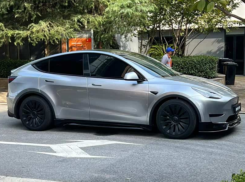 老特斯拉Y用车隐藏技巧干货分享
1、充电枪应急解锁：后备箱左侧饰盖内有机械拉绳，