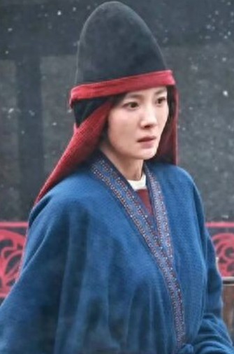 杨幂她最大的优势是她的眼睛，以前很有灵气的，至今内娱无代餐。
 
一双眼睛拯救整