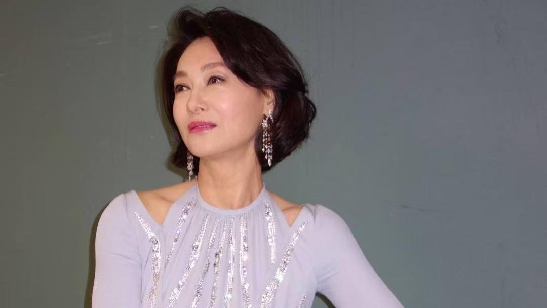 65岁惠英红的“逆天”营业：当“还债”梗遇上不老传奇