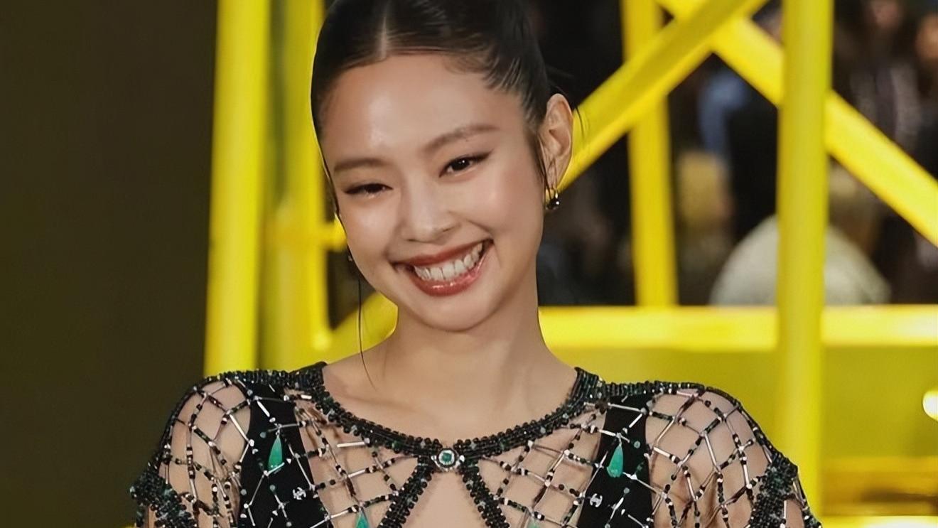 Jennie巴黎透视装引热搜！闯“美”之路再掀波澜，时尚女王为何总在风口浪尖？