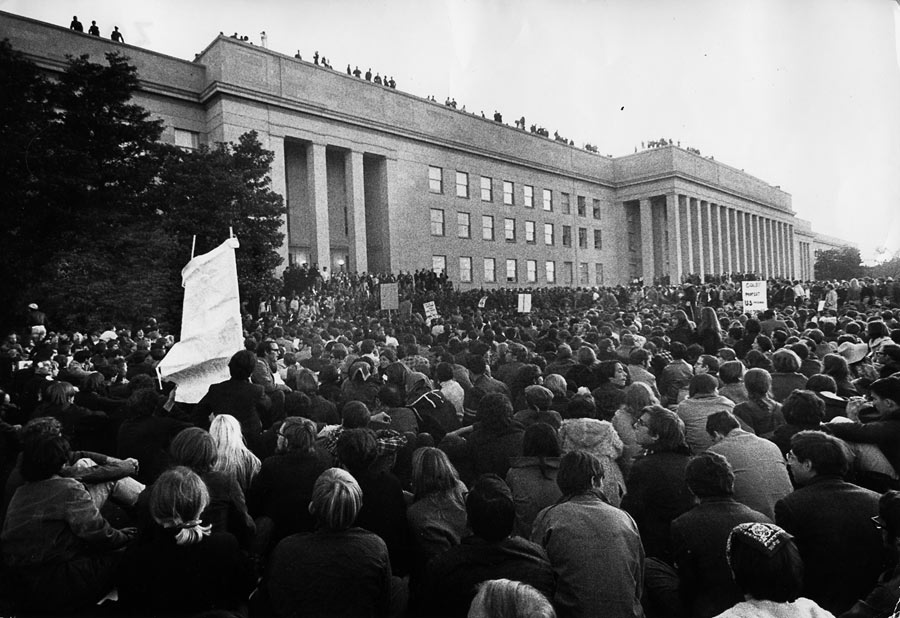 1967 年 10 月 21 日，美国五角大楼前的反越战示威。