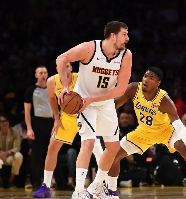 这场比赛看下来，沃特森回来后应该首发，黄忠去第二阵容，保证锋线的强度在季后赛至关