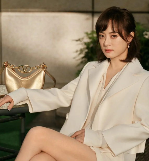 主持人问孙俪都说你跟蒋欣不合是真的吗
孙俪反问：为什么老说我们不合，我觉得我是属